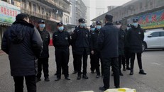 Nhà chức trách kiểm tra một khu chợ hải sản ở TP Vũ Hán, tỉnh Hồ Bắc (Trung Quốc). Ảnh: AFP