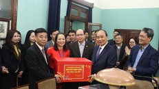 Thủ tướng tặng quà Tết cho cán bộ, nhân viên Khu Di tích Chủ tịch Hồ Chí Minh tại Phủ Chủ tịch. Ảnh: VGP/Quang Hiếu