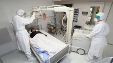 Bác sĩ cấp cứu cho một bệnh nhân mắc viêm phổi do virus nCoV. Ảnh: Reuters