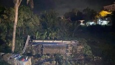 Xe khách bị lật tối mùng 1 Tết, 26 người bị thương