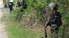 Cảnh sát vây bắt nghi phạm ở huyện Củ Chi. Ảnh người dân cung cấp