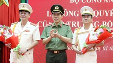 Trung tướng Lương Tam Quang chúc mừng đại tá Nguyễn Minh Ngọc (phải) và đại tá Lê Minh Quang. Ảnh: Nhật Tân.
