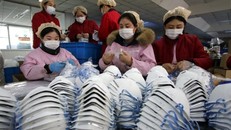 Nhiều nhà máy sản xuất khẩu trang tại Trung Quốc đang nỗ lực tăng ca để đảm bảo nguồn cung gia tăng trong bối cảnh dịch corona ngày càng diễn biến phức tạp. (Ảnh: Theguardian)