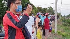 Nhiều người tụ tập tại khu vực phía sau căn nhà hoang Tuấn "Khỉ" bị tiêu diệt để livestream. Ảnh: An Huy.