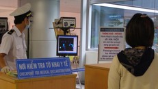 Hành khách thực hiện khai y tế tại cửa khẩu sân bay Tân Sơn Nhất. Ảnh: TRẦN NGỌC