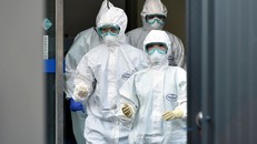 Nhân viên y tế đến làm nhiệm vụ tại bệnh viện Dongsan ở Daegu. (Ảnh: CNN)