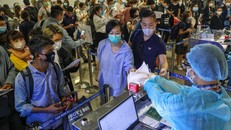 Nhiều hành khách đến sân bay Tân Sơn Nhất đã đeo khẩu trang. Ảnh: Hữu Khoa.