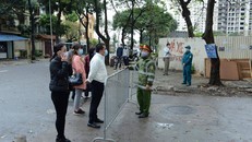 Người nhà bên ngoài khu cách ly KTX Pháp Vân Tứ Hiệp