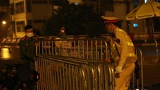 Các thiết bị như: Rào chắn, lều bạt dã chiến, bảng hướng dẫn… đã được tập kết đầy đủ.