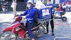 Nhân viên Co.op mart chuẩn bị giao hàng cho khách. Ảnh: Mai Trang.