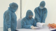 Cán bộ y tế kiểm tra phần khai báo dịch tễ của người dân.