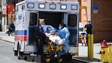 Nhân viên y tế chuyển nạn nhân nhiễm COVID-19 tới bệnh viện ở Brooklyn, New York, Mỹ, ngày 7/4/2020. (Nguồn: AFP/TTXVN)