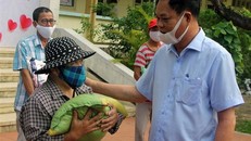 Ông Huỳnh Tấn Việt, Bí thư Tỉnh ủy Phú Yên tham gia phát gạo cho người nghèo. Ảnh: Xuân Triệu/TTXVN.