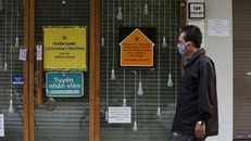 Loạt cửa hàng kinh doanh trên phố Chùa Bộc (Hà Nội) phải tạm đóng cửa vì Covid-19. Ảnh: Ngọc Thành Bộ Tài chính sẽ nghiên cứu tăng thời gian gia hạn nộp thuế thu nhập doanh nghiệp năm 2019, thuế giá trị gia tăng, thuế thu nhập cá nhân, tiền thuê đất lên 