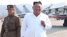 Lãnh đạo Triều Tiên Kim Jong-un (phải) kiểm tra Sư đoàn Phòng không và Không quân ở phía tây Triều Tiên trong bức ảnh được KCNA công bố hôm 12/4. Ảnh: Reuters.