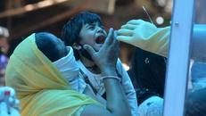 Nhân viên y tế lấy mẫu xét nghiệm Covid-19 tại thủ đô New Delhi. Ảnh: Indiatoday