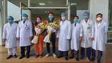 Ảnh minh họa - Bệnh nhân mắc Covid-19 điều trị tại Bệnh viện Bệnh nhiệt đới trung ương được điều trị khỏi bệnh, ra viện.