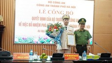 Trung tướng Đoàn Duy Khương, Giám đốc Công an TP Hà Nội thừa ủy quyền của Bộ trưởng Bộ Công an trao quyết định bổ nhiệm Đại tá Nguyễn Hồng Ky giữ chức vụ Phó Giám đốc Công an TP Hà Nội