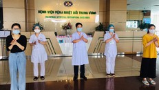 Các bệnh nhân COVID-19 được xuất viện ngày 18-5 tại BV Bệnh nhiệt đới trung ương. 