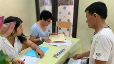 Phụ huynh nộp hồ sơ trúng tuyển vào lớp 6 một trường “nóng” tuyển sinh lớp 6 năm học 2019-2020