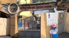 Phụ huynh tố nhà trường bắt học sinh lớp 1 đứng ngoài cổng: 'Clip trên mạng là thật'