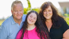 Cô gái bệnh Down làm mẫu cho Gucci