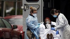 Mỹ tăng 'chóng mặt' số ca nhiễm mới COVID-19 giữa lúc rút khỏi WHO