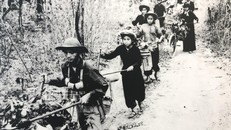 Lực lượng TNXP thồ đạn ra chiến trường Ảnh tư liệu Bảo tàng Tuổi trẻ Việt Nam