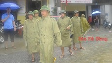 Bí thư Tỉnh ủy Đặng Quốc Khánh kiểm tra tình hình ngập úng tại khu vực tổ 3, phường Minh Khai. (Ảnh: Báo Hà Giang)