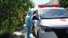 Nhân viên y tế đưa những người thuộc nhóm F1 đi cách ly. Ảnh: Zing