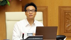 Phó Thủ tướng Vũ Đức Đam trao đổi tại cuộc họp chiều 31/7. Ảnh: VGP/Đình Nam