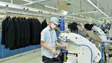 Sản xuất veston xuất khẩu tại Tổng công ty May 10. Ảnh: Hân Phạm