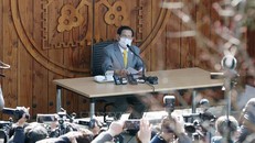 Người sáng lập giáo phái Tân Thiên Địa Lee Man-hee tại cuộc họp báo ở Gapyeong. Ảnh tư liệu: YONHAP