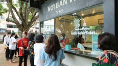 Các sỹ tử khẩu trang kín mít tới Văn Miếu cầu may