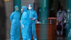 Nhân viên y tế chuẩn bị đưa các bệnh nhân và thân nhân ba bệnh viện Đà Nẵng đi cách ly tập trung, hôm 27/7. Ảnh: Nguyễn Đông