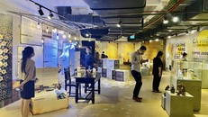 Khách tới thăm quan triển lãm phải đảm bảo quy định phòng chống dịch Covid-19 của Bảo tàng Thế giới Cà phê