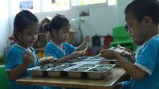 Các bé ở Mầm non Khai Trí hào hứng với bữa ăn xanh đầu tuần.