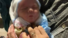 Bé gái sơ sinh bị bỏ lại xe rác vì gia cảnh khó khăn