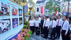 Các đại biểu tham quan triển lãm tại công viên Lam Sơn, quận 1. Ảnh: Báo Quân đội nhân dân
