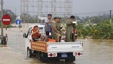 Cảnh sát giao thông dùng cơm trên đường Quốc lộ 1A. Ảnh: Võ Thạnh