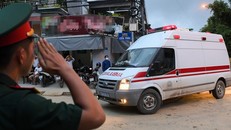 Xe cứu thương đưa các thi thể nạn nhân tại tiểu khu 67 về bệnh viện. Ảnh: Việt Hùng.