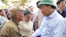Thủ tướng thăm hỏi, động viên bà con vùng lũ