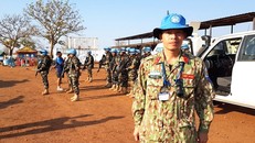 Trung tá Trần Đức Hưởng, Quan sát viên Quân sự, cùng Đại đội Phản ứng nhanh Nepal trước khi đi tuần tra dài ngày tại Nam Sudan (năm 2019). Ảnh: Hiếu Duy.