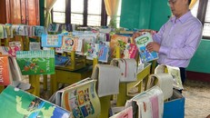 Thầy cô Thừa Thiên Huế phơi sách vở sau mưa lũ.