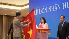 Thứ trưởng Bộ Ngoại giao Lê Hoài Trung trao Huân chương Lao động Hạng Nhất cho LH Các Hội UNESCO Việt Nam. (Ảnh: Hoàng Anh)