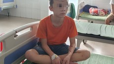 Cháu bé giúp việc đã được đưa đến Bệnh viện đa khoa huyện Yên Phong điều trị (Ảnh: Bá Đoàn)