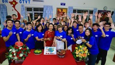 2 bàn tay - 10 ngón tay, cách những chàng trai, cô gái trong màu áo xanh lam (Les Bleus du CFOS ) chúc mừng sinh nhật 10 năm