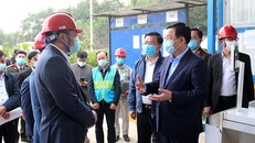 Bí thư Thành ủy Vương Đình Huệ đi kiểm tra thực tế tại Khu liên hợp xử lý rác thải Sóc Sơn - Ảnh: VGP/Gia Huy