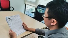 Học viên Trần Khắc D trình bày nguyện vọng muốn được Trường ÐH Ðông Ðô trả lại học phí đã nộp. Ảnh: Nghiêm Huê