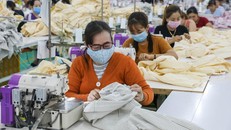 Dệt may là ngành sử dụng nhiều lao động nữ, sẽ chịu tác động điều chỉnh của Nghị định mới có hiệu lực từ 1/2/2021. Ảnh: Quỳnh Trần